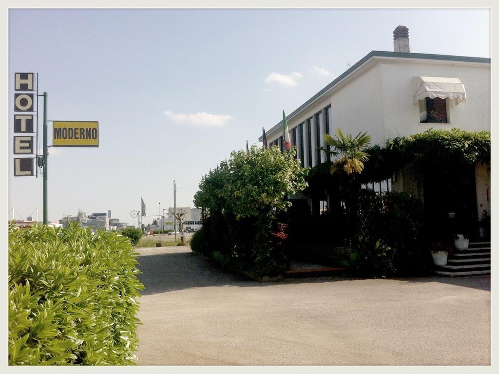 Hotel Moderno Tavagnacco Esterno foto