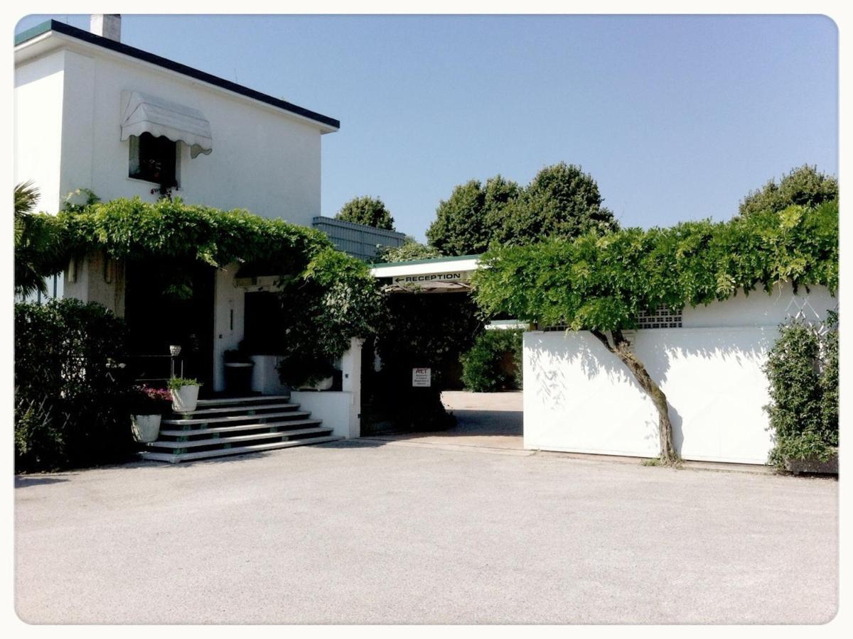 Hotel Moderno Tavagnacco Esterno foto