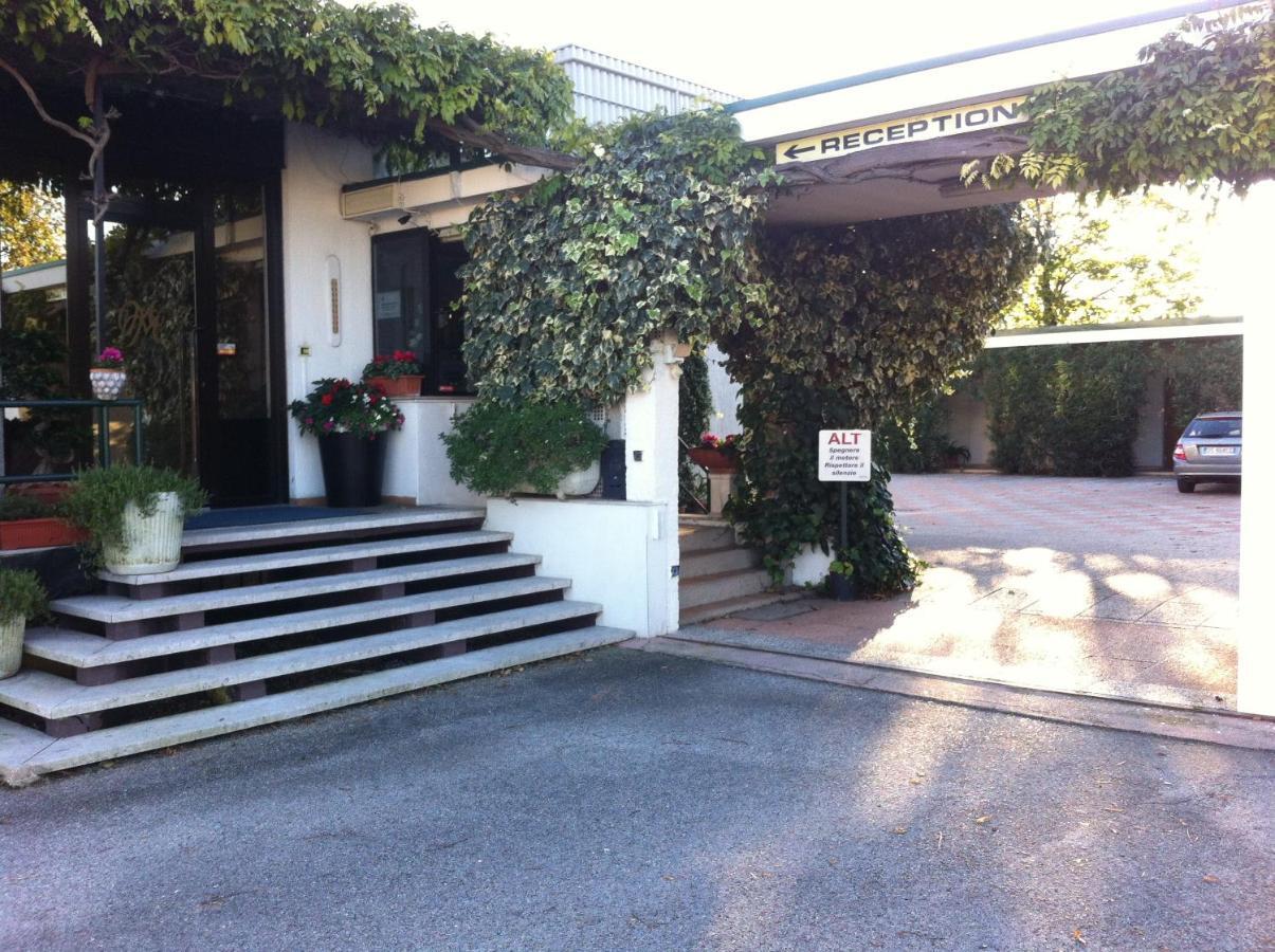 Hotel Moderno Tavagnacco Esterno foto
